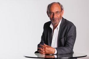 Come scegliere l'amministratore di condominio La scelta dell’amministratore di condominio è, di solito, motivo di dibattito fra condòmini. Spesso, infatti, questa dipende dalla volontà di voler sostituire un procedente amministratore che non ha ben operato, quindi sarà opportuno vagliare tutti gli aspetti riguardanti l’iter formativo e le competenze di tutti i candidati. A tal proposito riteniamo utile la guida su come diventare amministratore di condominio in questo articolo: questo ti aiuterà a comprendere subito quali caratteristiche deve avere un bravo amministratore di condominio. Ma procediamo con ordine e andiamo a vedere adesso quali sono i passaggi da fare per rispondere alla domanda principale di questo post: come scegliere l’amministratore di condominio. Come scegliere l’amministratore di condominio: quali sono i requisiti minimi L'amministratore di condominio non è una figura professionale regolamentata, pertanto non esiste un albo specifico che è possibile consultare quando bisogna nominarne uno. In genere, quindi, tutti gli aspiranti candidati dovranno proporre la loro candidatura all’assemblea dei condòmini, allegando alla domanda un preventivo di spesa dettagliato per il loro incarico. Tuttavia, la scelta di un amministratore di condominio non si basa solo su un criterio economico, ma sono tanti i fattori che bisogna prendere in considerazione, primo fra tutti il possesso o meno di alcuni requisiti minimi previsti dalla normativa vigente in materia. La Legge 4 del 2013 stabilisce infatti che l’amministratore di condominio, per poter esercitare certificato di idoneità rilasciato da un’associazione di categoria. Tale documento rappresenta una garanzia molto importante circa la professionalità del candidato ed è necessario che sia corredata anche dalla stipula di una polizza di responsabilità civile per coprire eventuali errori e danni a terzi nello svolgimento del proprio mandato. Altri requisiti professionali minimi di cui l’amministratore di condominio deve essere in possesso sono: · Aver conseguito almeno il diploma di scuola superiore (non è richiesta la laurea per fare l’amministratore di condominio); · Aver frequentato un corso di formazione di base per amministratore di condominio (o, se questo è stato seguito molto tempo prima, aver seguito almeno 15 ore annuali nell’ambito di un corso di aggiornamento organizzato da un’associazione di categoria); · Non avere nessuna condanna di tipo penale a proprio carico. Come scegliere l’amministratore di condominio: quali sono le qualità personali e professionali Al di là dei requisiti minimi, un amministratore di condominio dovrà avere anche altre caratteristiche personali e professionali al fine di rassicurare i condòmini circa la sua effettiva professionalità e imparzialità. Egli dovrà, infatti, occuparsi di questione molto delicate come ad esempio il recupero degli oneri condominiali non pagati e l’istruttoria di pratiche per la ristrutturazione o l’abbellimento dell’immobile. Va da sé quindi che dovrà: · Essere dotato di conoscenze tecniche adeguate in materia fiscale, amministrativa e contabile (oppure, in alternativa, sapersi interfacciare con professionisti esperti in questo settore); · Avere spiccate capacità di comunicazione dovendo interagire spesso con le persone (condòmini, fornitori, altri professionisti); · Essere una persona giusta e imparziale, capace di dirimere le controversie; · Non intrattenere rapporti personali preferenziali con alcuni condòmini e/o fornitori; · Rispettare le scadenze di oneri condominiali, tasse e bollette al fine di non provocare la sospensione di alcuni servizi; · Richiedere la sua stessa puntualità di pagamento anche ai condomini; · Essere disponibile all’ascolto e rendersi disponibile a incontrare e discutere dei problemi legati al condominio previo contatto telefonico o di persona (su appuntamento o tramite un orario di ricevimento apposito); · Essere trasparente, onesto e leale nell’esercizio di tutte le sue funzioni; · Avere infine un minimo di conoscenze informatiche per poter procedere all’archiviazione telematica delle pratiche, al pagamento online delle utente e altre attività necessarie allo svolgimento delle sue mansioni. Per questi motivi, e in particolar modo per garantire la massima imparzialità e trasparenza, è sempre preferibile non nominare amministratore di condominio un condomino stesso, anche se questo significasse avere un preventivo più basso. Quanto incide il costo sulla scelta dell’amministratore di condominio Naturalmente anche il costo di un amministratore di condominio può avere un peso sulla scelta finale. Essendo, infatti, un libero professionista, ciascun amministratore di condominio applica un proprio onorario per la gestione ordinaria e straordinaria di tutte le attività che riguardano in condominio. Tuttavia, scegliere il candidato con il preventivo più basso potrebbe non è quasi ma la decisione più saggia. Questo potrebbe infatti nascondere mancanza di effettive competenze oppure comportamenti inappropriati. Anche un preventivo compilato in maniera troppo frettolosa e senza tutte le voci di costo dovrebbe indurre i condòmini a scartare una candidatura. Cosa fare alla scadenza del mandato Nella maggior parte dei casi, se non ci sono state gravi inadempienze, l’amministratore uscente tende ad essere riconfermato. Tuttavia, per formalizzare il rinnovo della nomina, è necessario indire una nuova assemblea. Il voto per il reincarico dovrà avvenire inoltre in sua assenza al fine di evitare pressioni. Lista di controllo delle domande da porre ai candidati all’incarico di amministratore di condominio Molte delle qualità di un amministratore di condominio che abbiamo descritto nei paragrafi precedenti, non possono essere valutate se non a seguito di una conoscenza approfondita. Naturalmente, è sempre possibile chiedere informazioni ad altre persone che conoscono il candidato, ad esempio ai condòmini di un immobile dove egli ha già prestato servizio in quella mansione. Tuttavia, alcuni degli aspetti possono anche essere vagliati ponendo delle domande dirette ai vari candidati. Ecco quindi di seguito alcuni quesiti che è consigliato porre a tutti i partecipanti prima di procedere al conferimento dell’incarico: · Il candidato garantisce la reperibilità in caso emergenza h24 per tutti i giorni della? · Cosa intende fare nei confronti dei condòmini morosi? · Quanti altri incarichi ha come amministratore di condominio (è importante che non siano troppi o troppo pochi per escludere l’indisponibilità nel primo caso e l’inesperienza nel secondo)? · Come intende rendere consultabile la documentazione di tutte le pratiche relative al condominio ai propri condomini? · Quali modalità di pagamento pensa di proporre per velocizzare la riscossione? Una volta chiariti anche tutti questi aspetti, i condòmini non avranno quindi più dubbi su come scegliere l’amministratore di condominio e potranno procedere alla scelta nel modo più efficace possibile.
