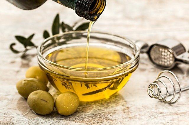 La guida all’ oliera salva goccia in cucina