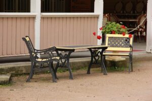 Come_verniciare_gli_arredi_in_legno_da_esterno_senza_rovinare_il_materiale_5ff009ce1a
